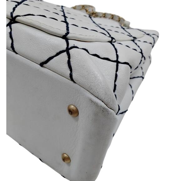 1861 Chanel White & Navy Blue Diamond Stitch Shoulder Tote - Picture 8 of 16